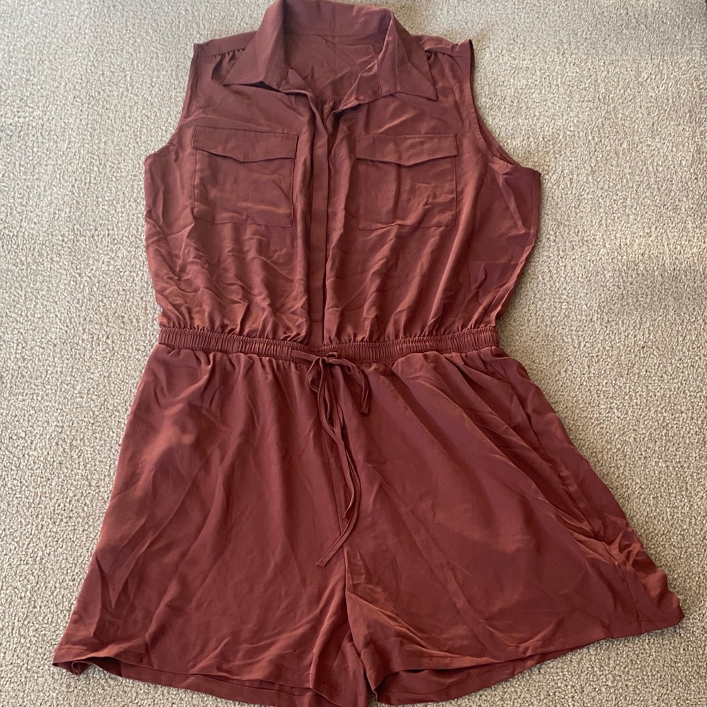 X-LARGE. HALARA SLEEVELESS BUTTON DRAWSTRING ROMPER - Picture 2 of 7